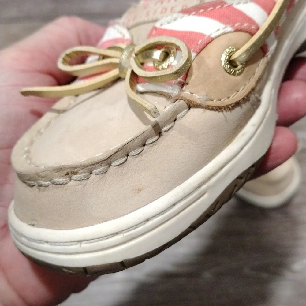Sperry girls cream colored leather loafers with pink accents. Size 1.5 girls